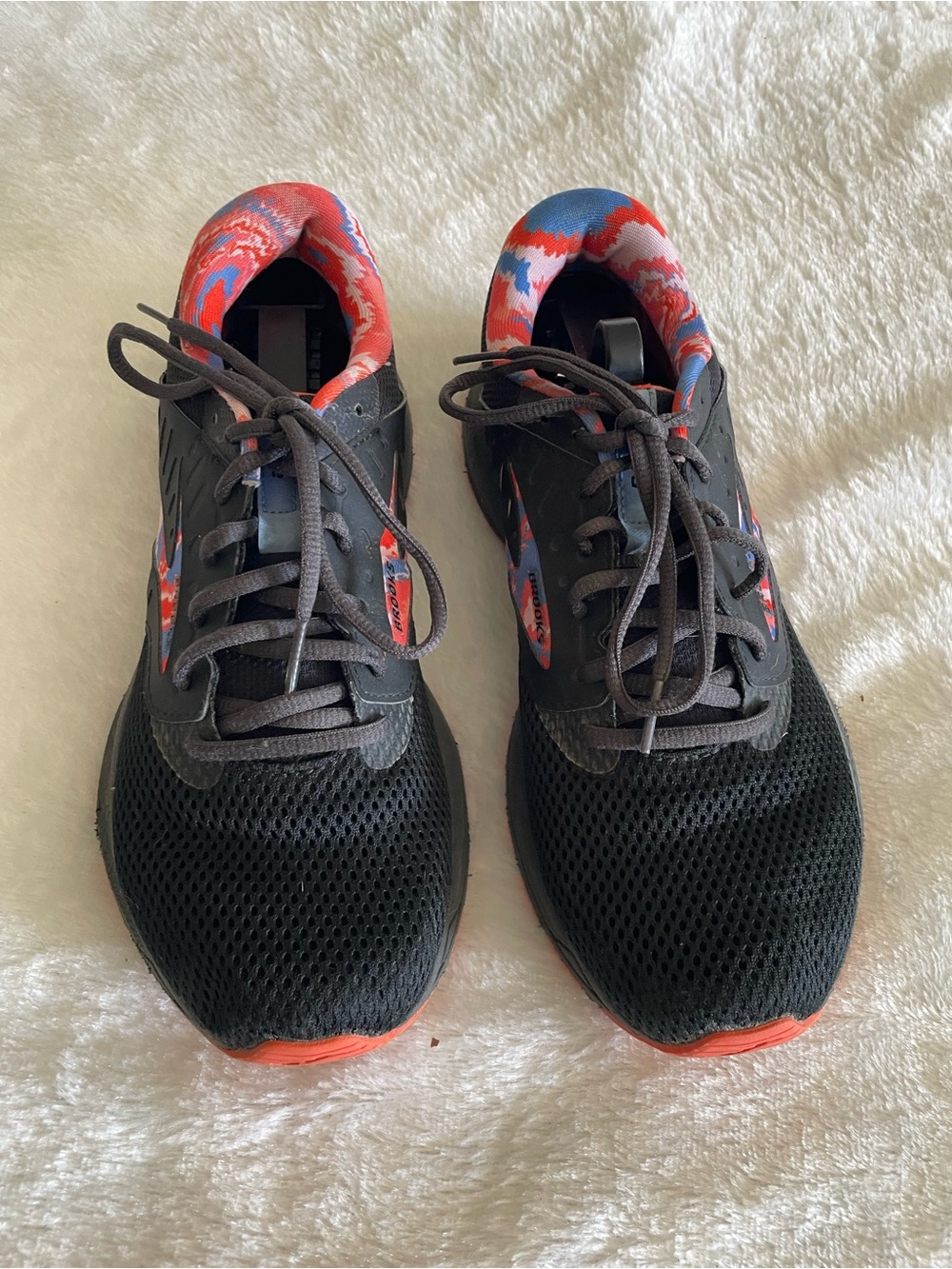 Brooks Women's Black Running Sneakers with Red & Blue Collar Pattern